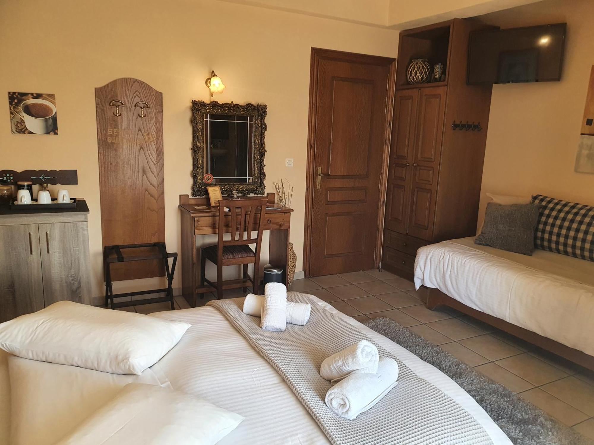 Semeli Guesthouse Karpenisi Luaran gambar